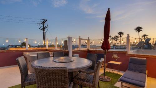 Balboa Peninsula House | Shoreline Villa by AvantStay Steps to the Beach Bay Pier