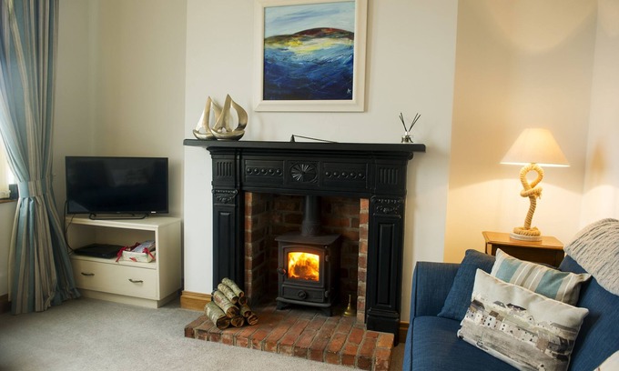 Cummertrees Cottage | Shoreside - a house that sleeps 4 guests in 2 bedrooms