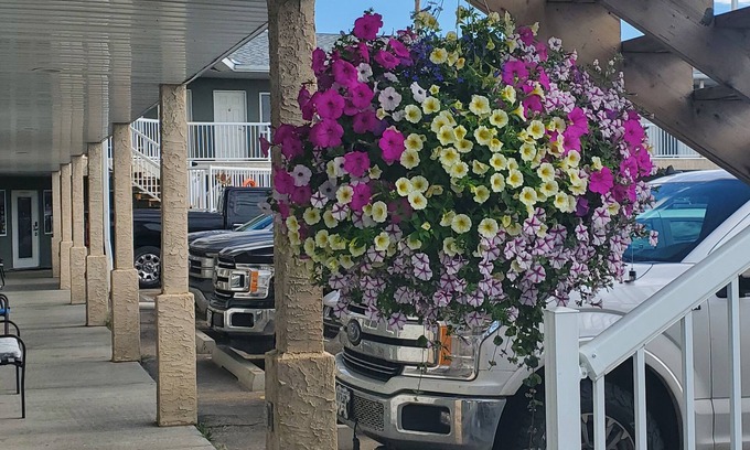 Wabamun Hotel | Shoreside Inn & Suites