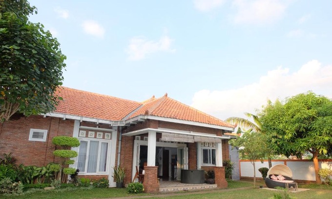 Tahunan Villa | Shoreside Semat Villa and Flat