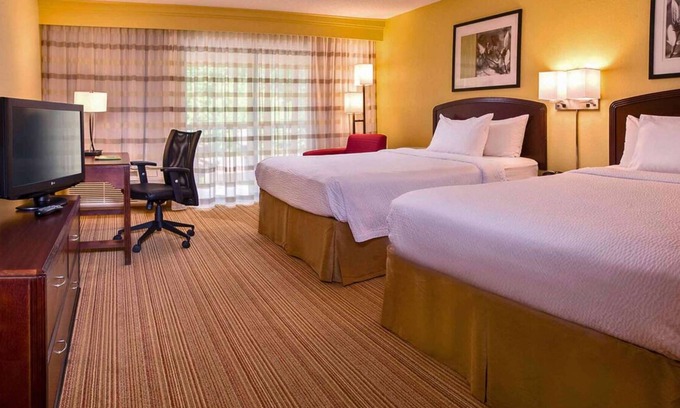 Durham House | Short Distance From The Well Known Sites! 4 Pleasant Units, Free Parking, Pool