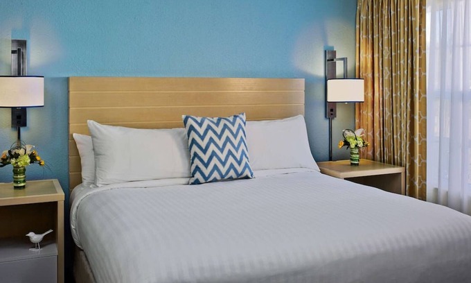 Houston House | Short Distance to Rocket Park! FREE Parking & Breakfast, Outdoor Pool!
