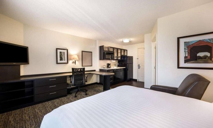 Schiller Park Apartment | Short Drive from Cernan Earth & Space Center! Kitchen, Free Airport Shuttle!