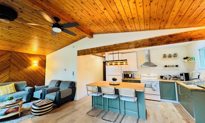 Winnipeg Beach Cottage | Short Drive to the Beach/Fishing/Treed Yard/Year Round Cottage/Family Kitchen