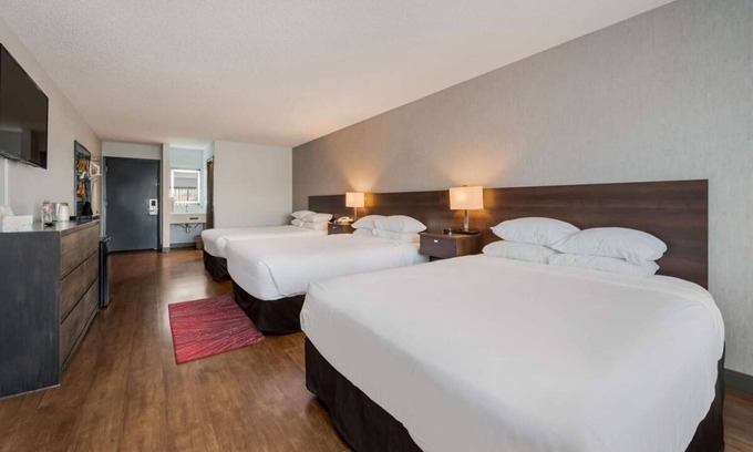 Ontario Hotel | Short Drive to Scotch Pines Golf Course! 2 Spacious Units, Pool, Pets Allowed!