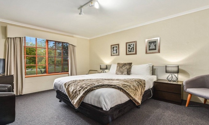 Newnham Apartment | Short drive to the Launceston CBD