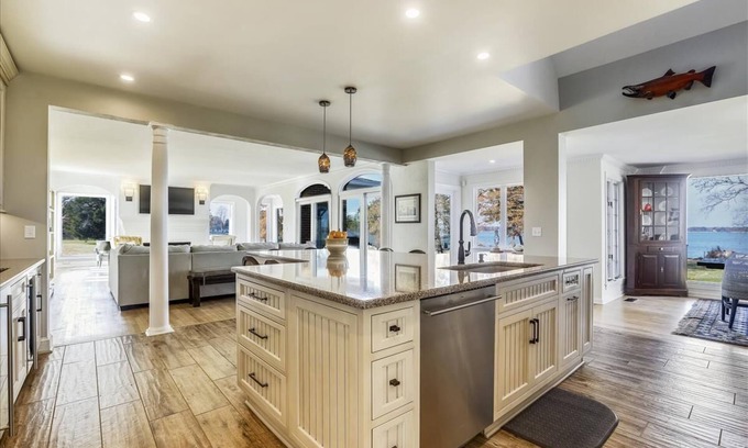 Secretary House | Short drive to Downtown Cambridge | Private Dock | Sleeps 22 | Pool | Hot Tub |