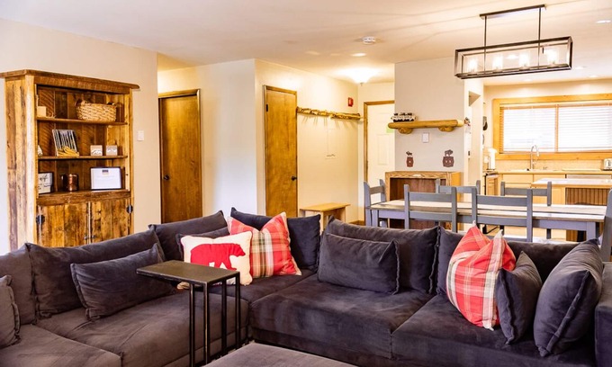Four O'Clock Condo | Short Stroll to Lift & Town