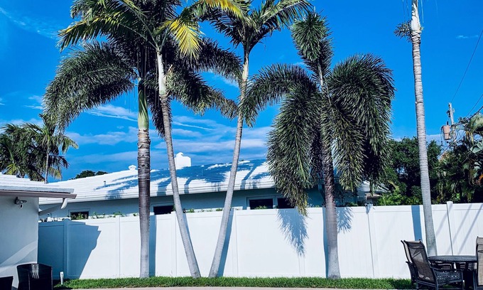 East Fort Lauderdale House | SHORT WALK TO BEACH AND RESTAURANTS HEATED POOL