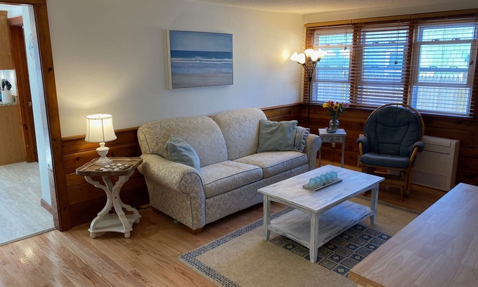 Bass River House | Short Walk to Beaches, Restaurants, and Fun. Onsite Putting Green. Sleeps 6-12.