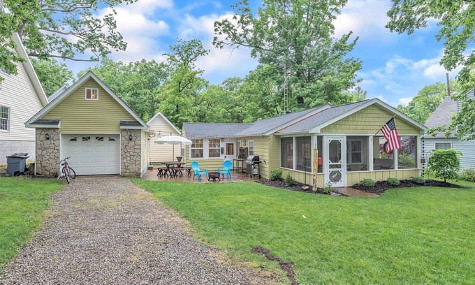 Lakeside Cottage | Short walk to the pool/tennis/rec center Great outdoor space