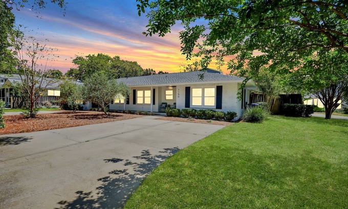 Saint Simons Island House | Short walk to the Beach! Renovated Beach Escape! Private Backyard!