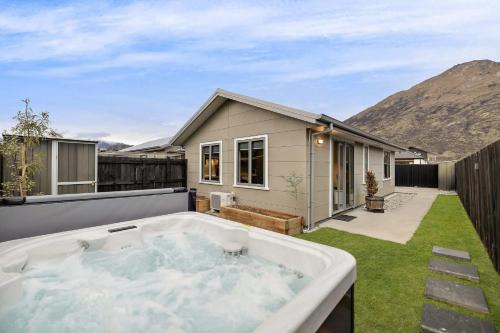 Lower Shotover Apartment | Shotover Country Serenity Spa Mountain Views