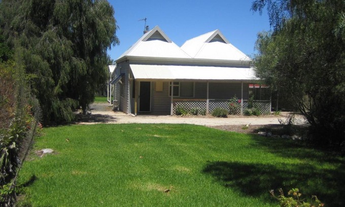 Naracoorte Bed & Breakfast | Showgrounds Cottage Naracoorte