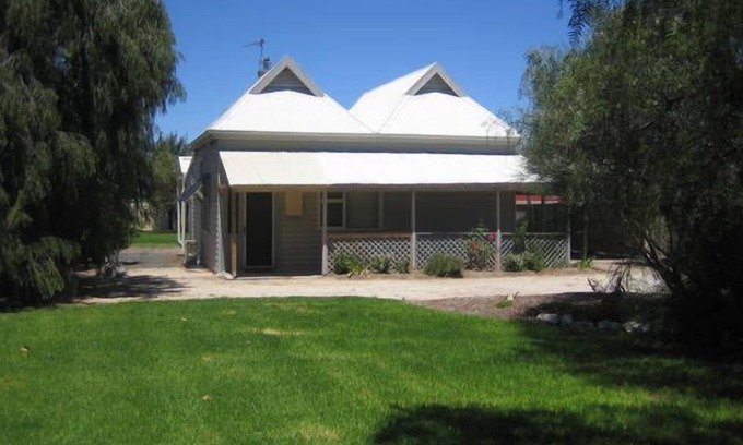 Naracoorte House | Showgrounds Farmhouse B & B Naracoorte