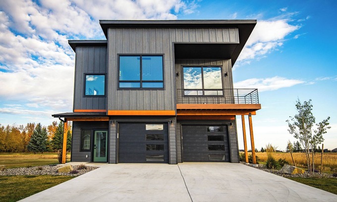 Red Lodge House | Shred Lodge - Luxurious modern home on the golf course with 180 degree viewsn