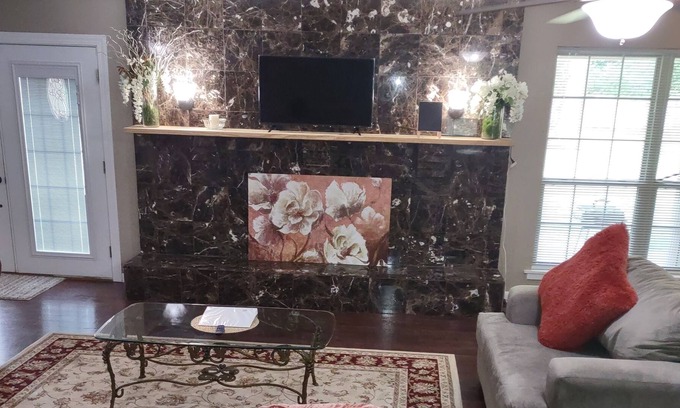 Shreveport House | Shreveport Cali- King Bdrm, Spacious, Quiet, Comfort away from Home.