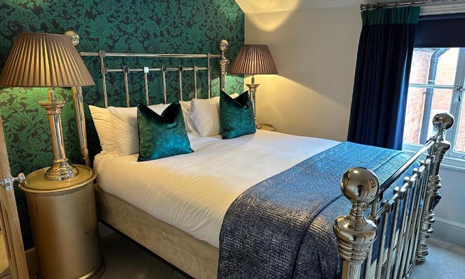 Shrewsbury House | Shrewsbury Townhouse - Free Parking