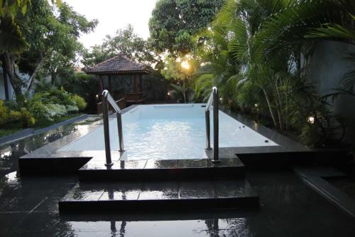 Baturetno House | Shrine Guest House