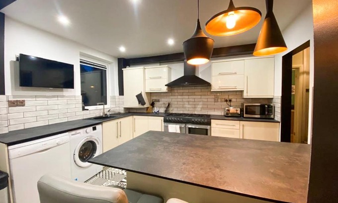 Swindon Apartment | SHRIVENHAM - Spacious Home, High Speed Wi-Fi, Free Parking, Garden