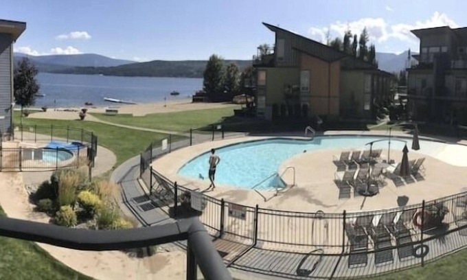 Scotch Creek House | Shuswap Lake Resort-Waterfront Beach with Boat Buoy