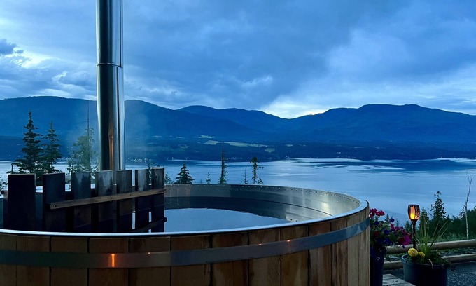 Blind Bay Cottage | Shuswap Sky Dome With wood Burning Hot Tub & Cozy Fireplace