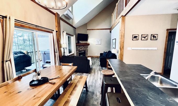 East Kootenay Condo | 🖤Side by Side Ski in/out condos, 6 beds, 6 pullouts, 6 baths, two hottubs, AC 🖤