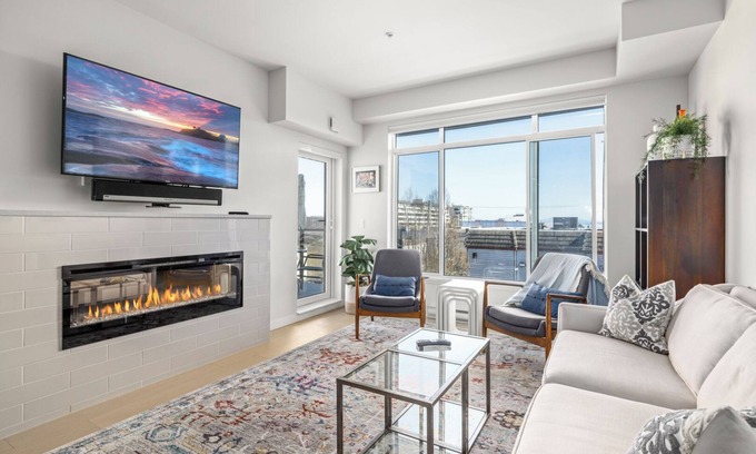 Booktown Condo | Sidney Sunnyside - Luxurious Seaside Living in Amazing Sidney by Victoria Prime!
