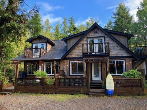 Tofino Apartment | Sienna's Tree House (Tall Trees And Salty Breeze)