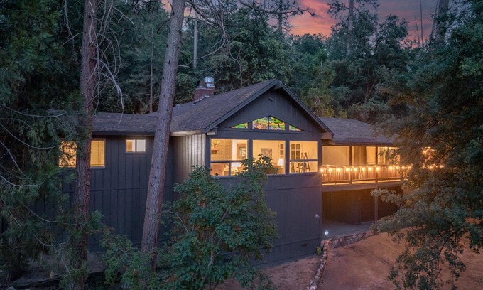 Yosemite Forks House | Sierra Mountain Escape - Brand new spa/game room!