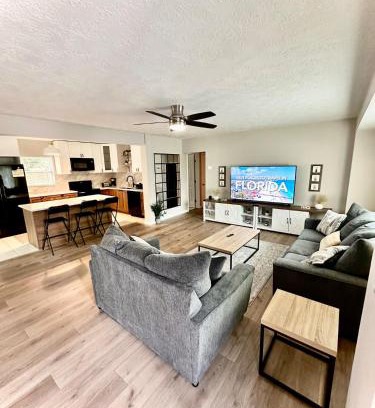 South Sarasota House | Siesta Beach Getaway - Minutes to Beach, Shops, Dining