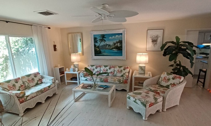 Bay Isle House | SIESTA KEY BEACH COTTAGE, 5 Minute walk to Sunset on the Beach