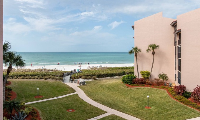 Siesta Key Condo | Siesta Key Beachfront Condo - 2BR Private beach access on Crescent Beach