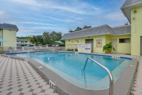 Siesta Key Apartment | Siesta Key Condo with Heated Pool Less Than 1 Mi to Beach