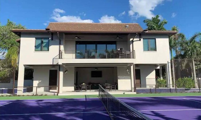Bay Isle House | Siesta Key Sports Paradise- bball, vball, tennis, pickleball