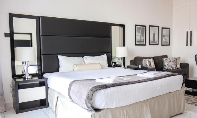 Dubai Sports City Apartment | Signature Holiday Homes - Modern Studio Apartment, Dubai Sports City