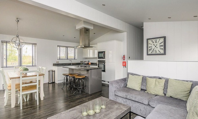 Bury St Edmunds Ski Chalet | Signature Spa Six Pet