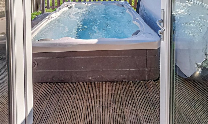Newbury Ski Chalet | Signature Spa Six Pet