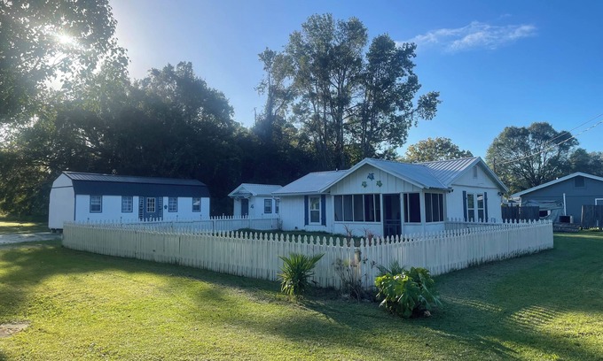 Brunswick House | Siiren's Song. Convenient to islands. Charming 2-bedroom cottage.