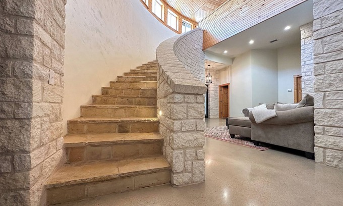 Hondo House | Silo House in the country with a pool! Hunters welcome!