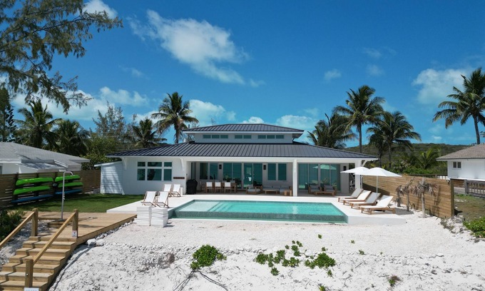 Jimmy Hill House | Silver Beach House - Lux Vacation Home. 7 mins from Airport. Infinity Pool+