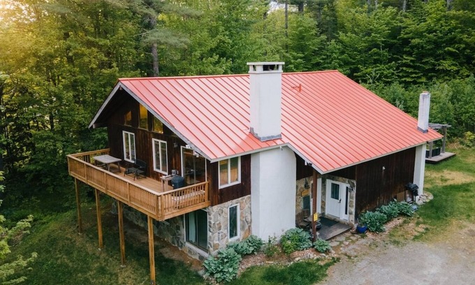 Londonderry House | Silver Birch Chalet: 8-bdrm mountainside with hot tub