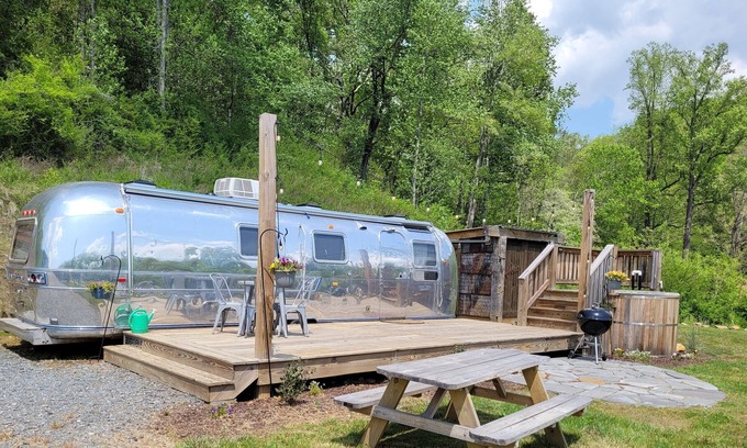 Cherokee House | Silver Cabin 2- Restored Airstream right next to GSMNP!