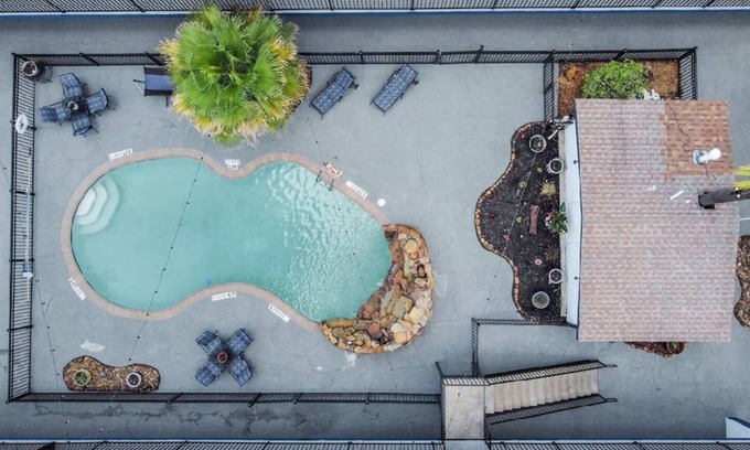 The Galleria Apartment | Silver Screen | 2-BD/1-BT | Uptown-Galleria