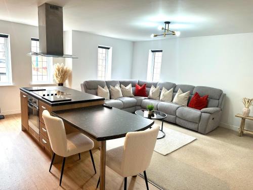 Grimsby Apartment | Silver Sky Apartment - Private Parking - Fast Wifi