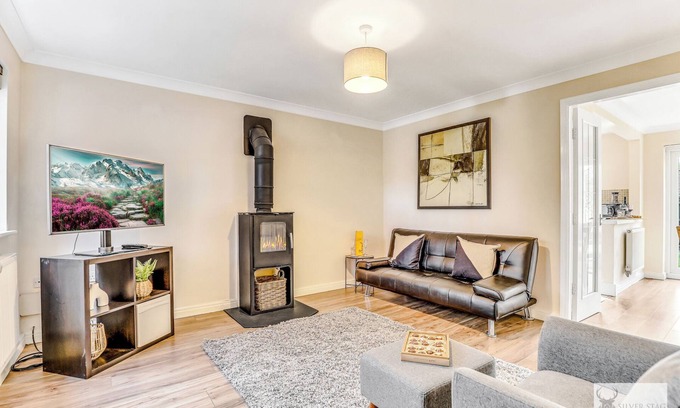 Ashby-de-la-Zouch House | Silver Stag Properties, 3 BR w/Parking and Garden