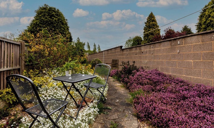 Swadlincote House | Silver Stag Properties, Cozy 2 BR House w Garden