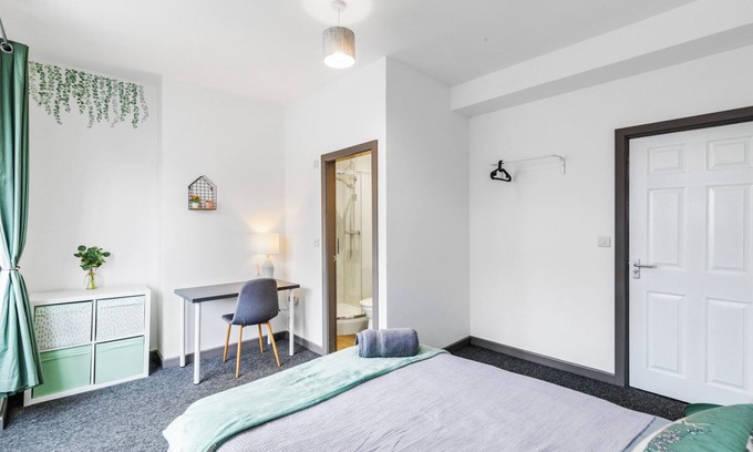 Church Gresley House | Silver Stag Properties, Ensuite 5 BR House