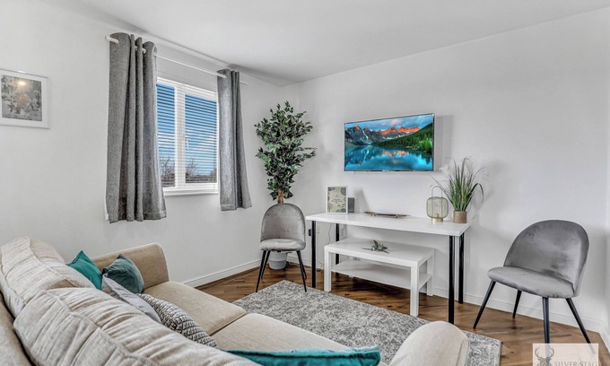 Whitwick House | Silver Stag Properties, Spacious 3 Story House