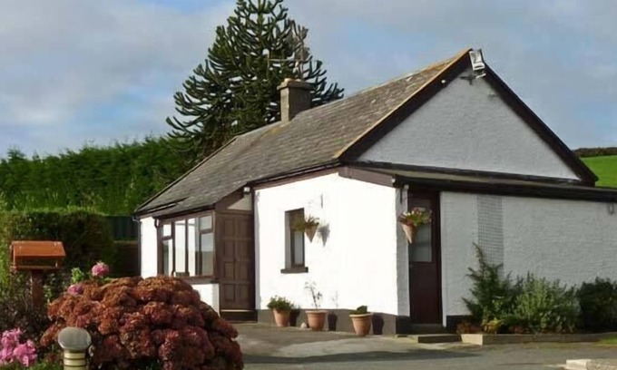 Coolbeg Cross Cottage | SILVER STRAND COTTAGE, pet friendly in Wicklow Town, County Wicklow